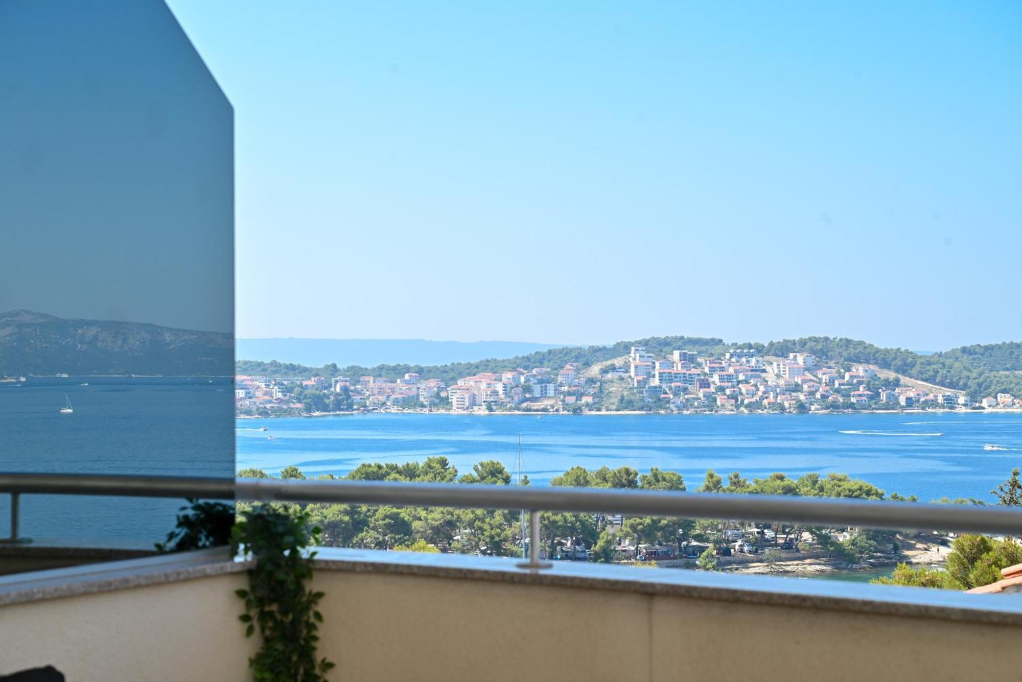 Sunny Place With Sea View Трогір Екстер'єр фото